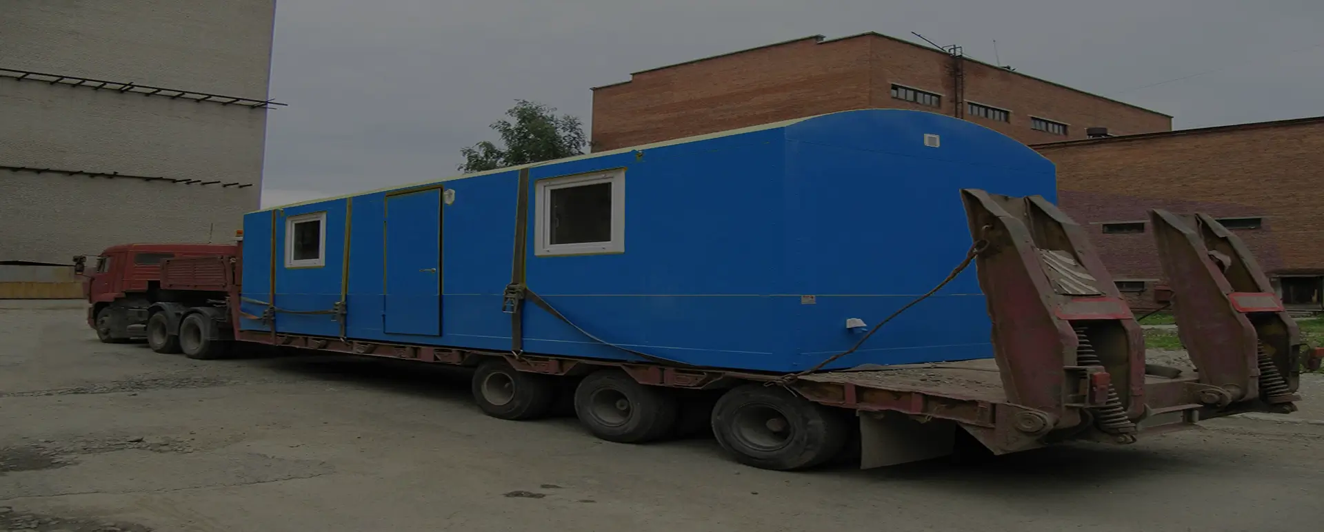 Заказать безопасную и качественную перевозку вагон домов и блок комнат по России из Новохопёрского специализированными низкорамными тралами